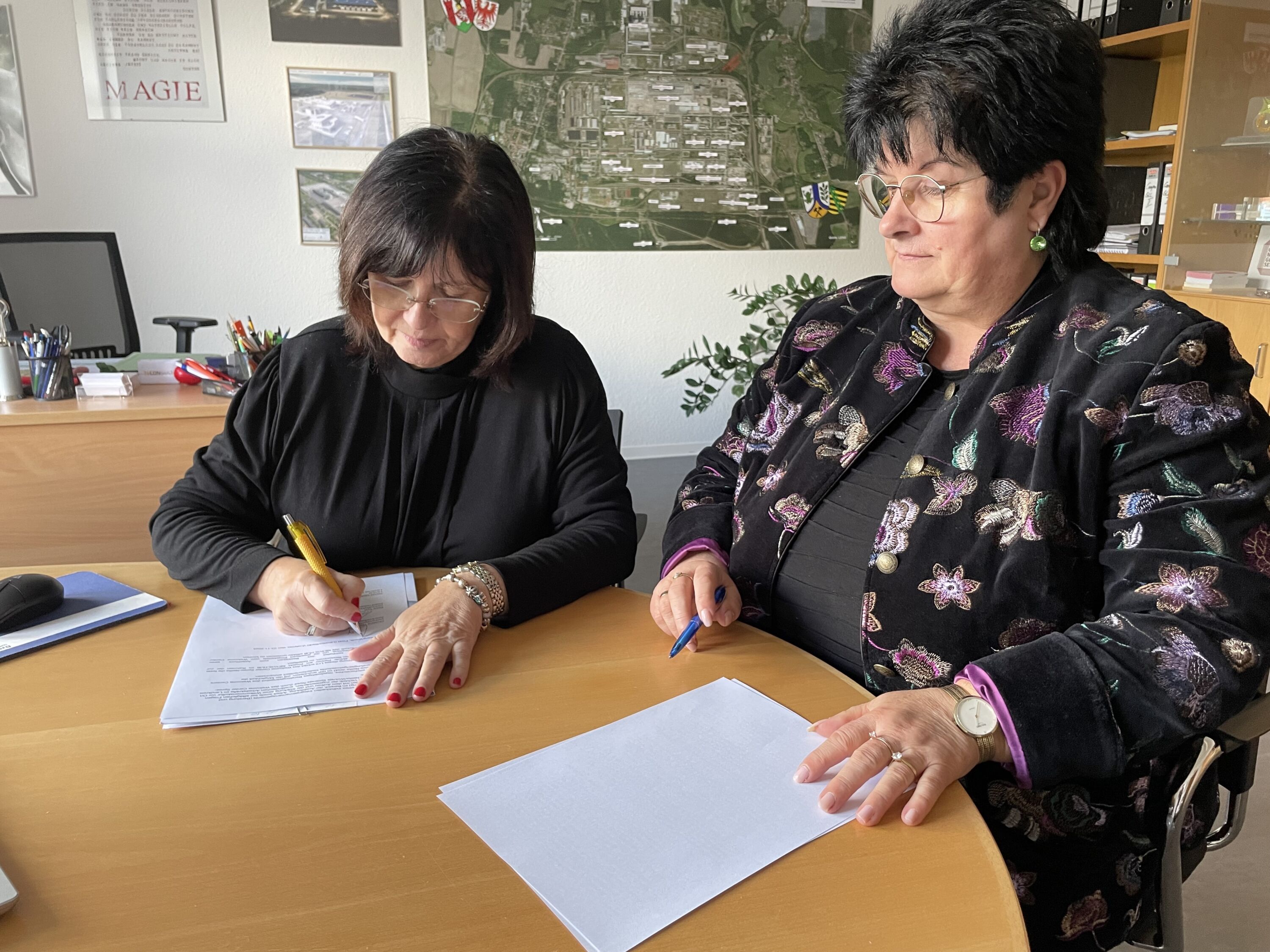 Eine Absichtserklärung zum Projekt NEXUS-HUB unterzeichneten Christine Herntier (von links) und Petra Axel.