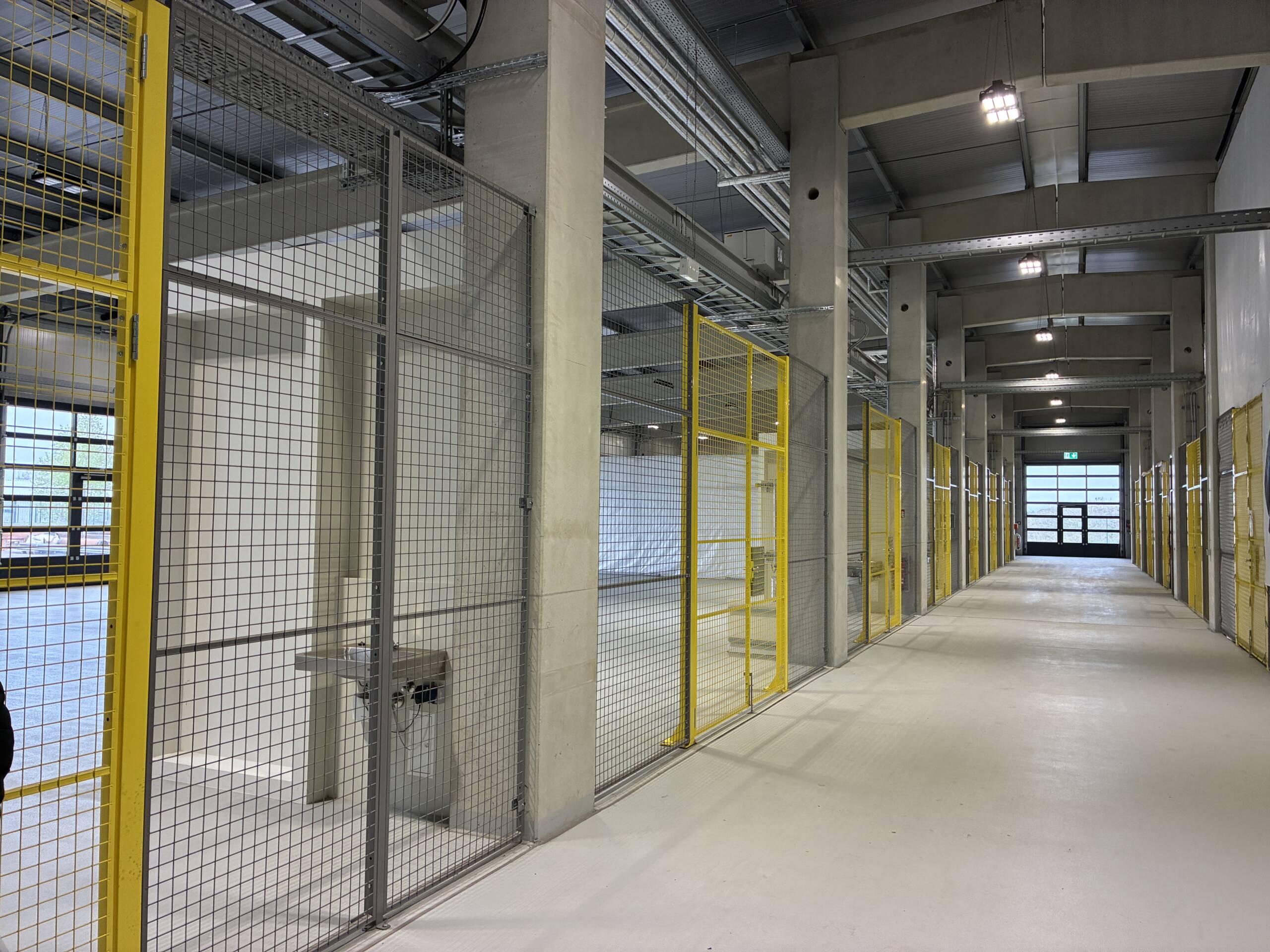 Dock3 Lausitz Werkstatthalle Mittelgang.