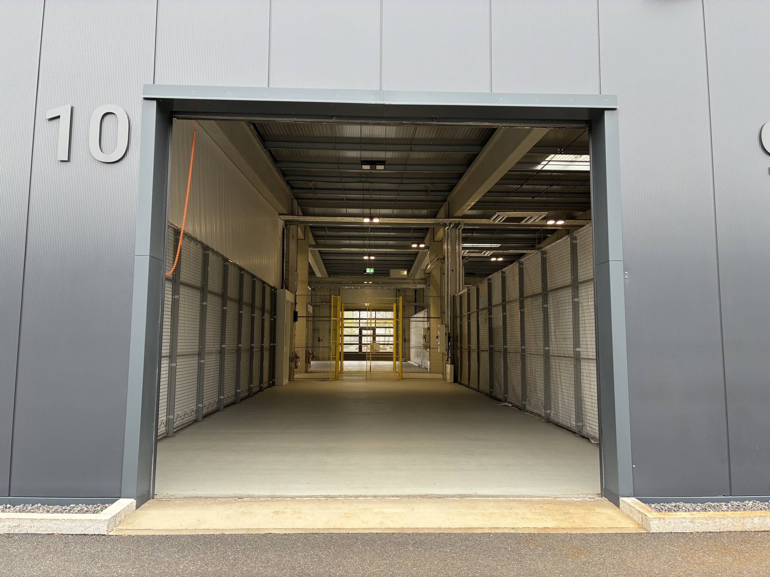 Werkstatt Dock3 Lausitz mit geöffnetem Tor.